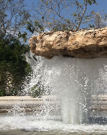 خلاقانه‌ها: فواره آب نیرومند و تخت سنگ بزرگ