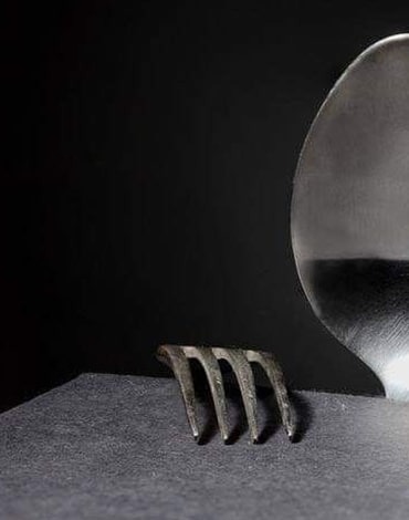 مردِ قاشق‌چنگالی پشت میز